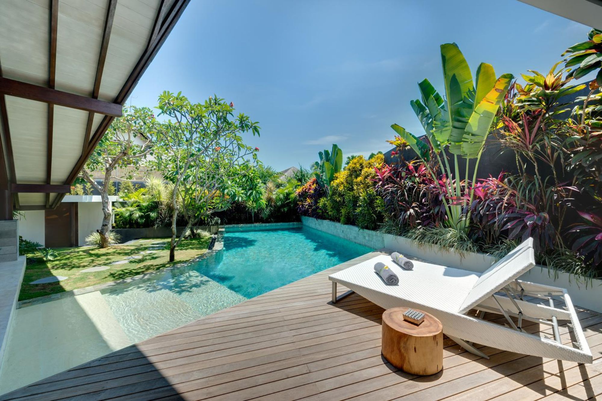 Layar Poolside Relaxation