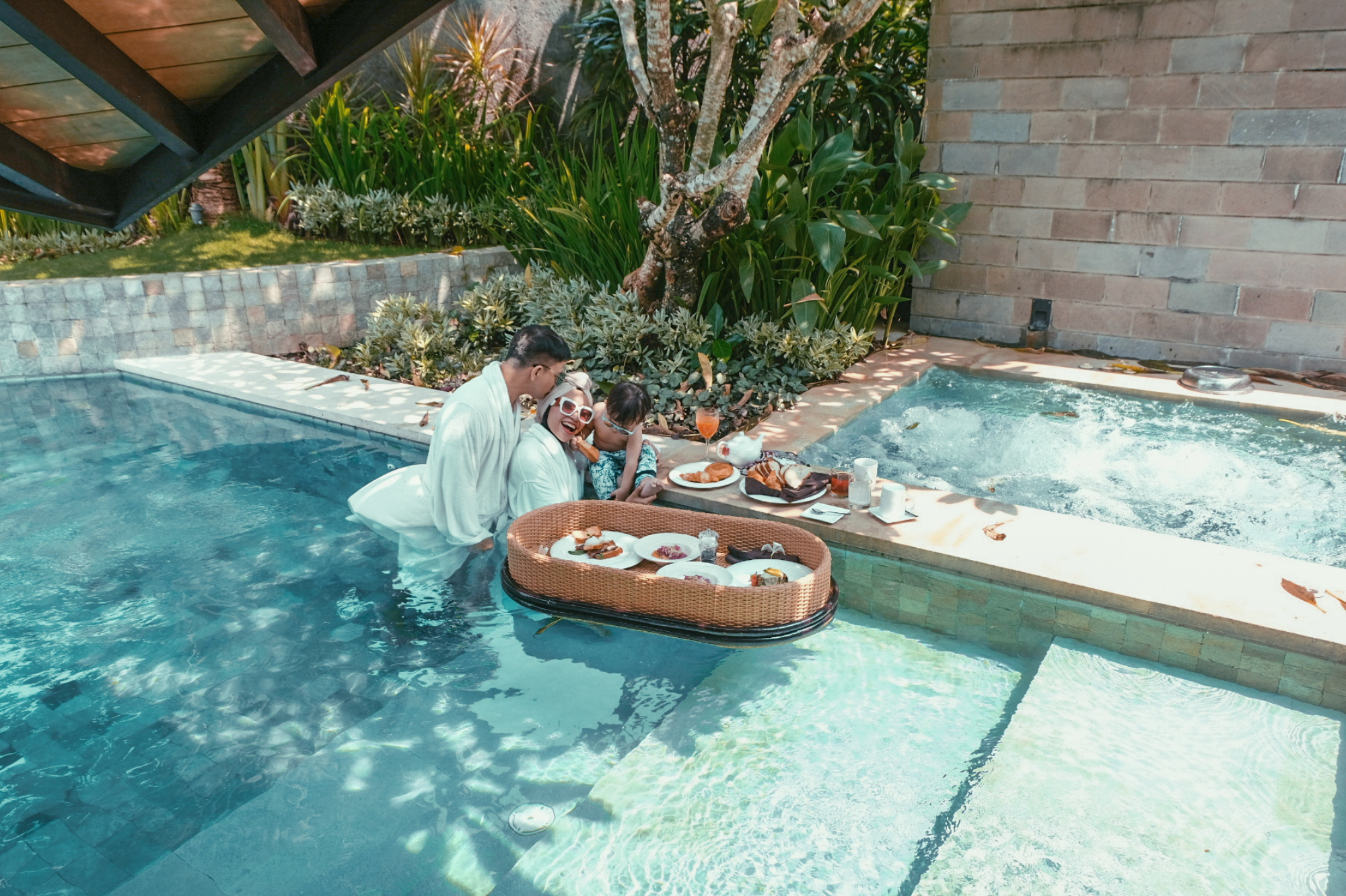 The Layar Family Breakfast By The Pool