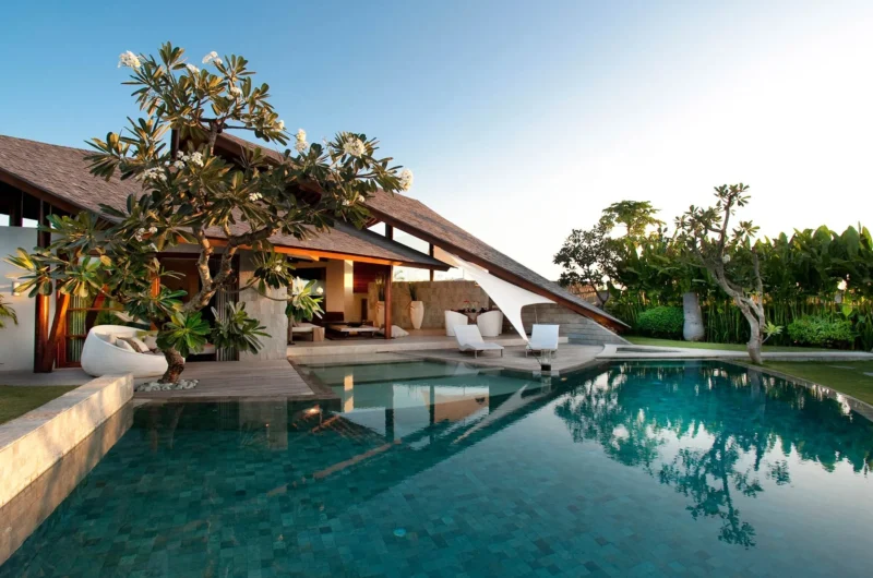 Three Bedrooom The Layar Sunrise Over The Pool